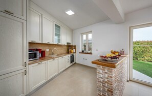 Fridge, oven, dishwasher, coffee/tea maker