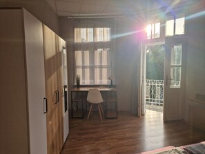 Dobbeltrom – panorama | Skrivebord, skrivebord for bærbar PC, wi-fi (inkludert) og sengetøy