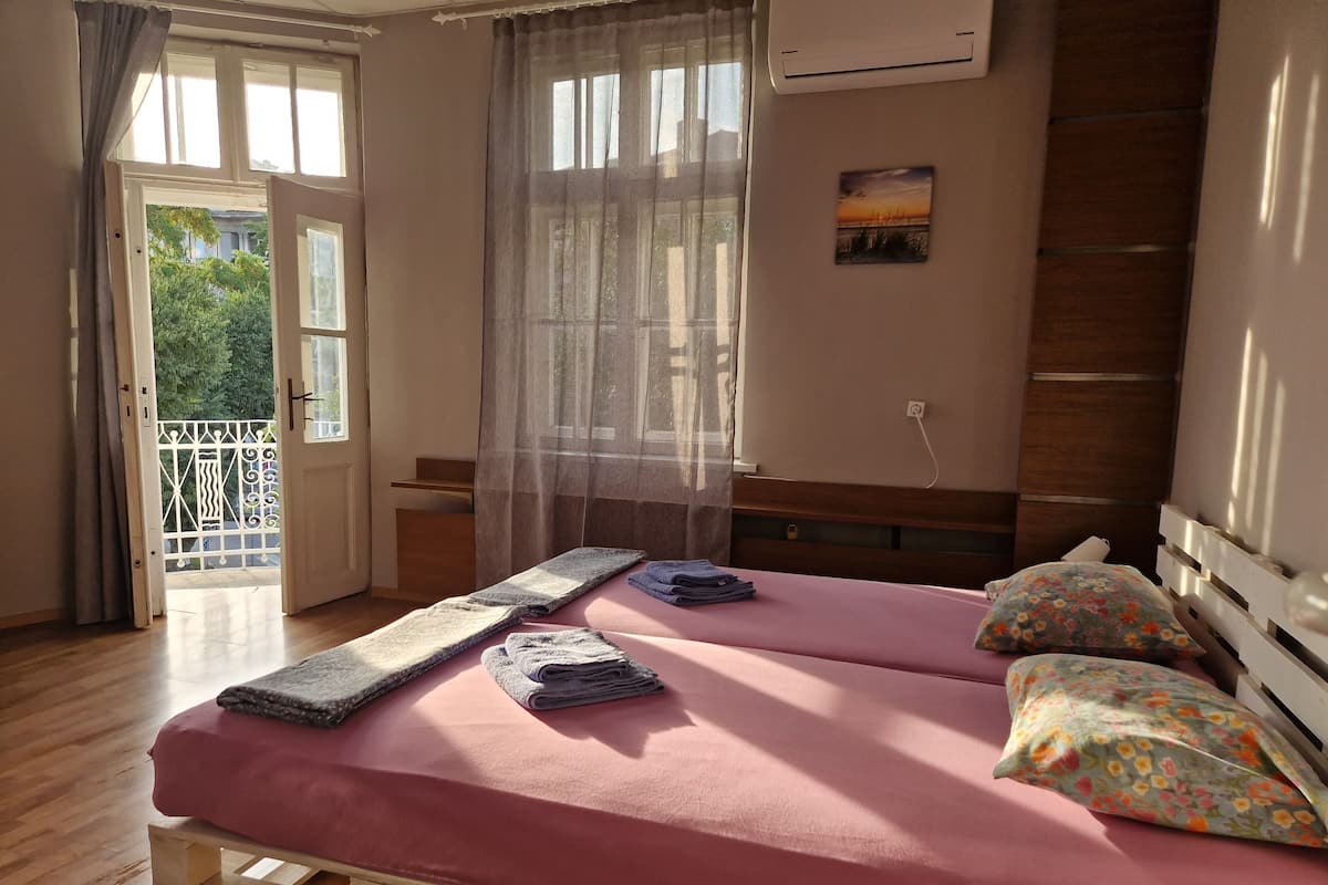 Panoramic dubbelrum | Skrivbord, arbetsyta för laptop, gratis wi-fi och sÀngklÀder