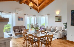 TV, fireplace, DVD player, ping pong - Amazing home in Novaki Motovunski (Novaki Motovunski)