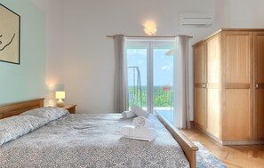 4 bedrooms, iron/ironing board, travel cot, free WiFi - Amazing home in Novaki Motovunski (Novaki Motovunski)