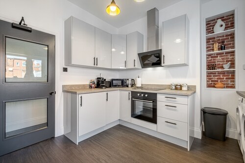 Immaculate 6-bed House in Newcastle