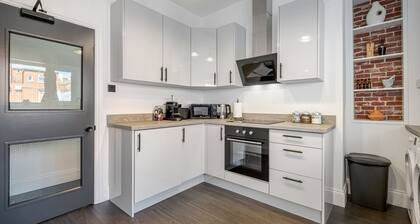 Immaculate 6-bed House in Newcastle