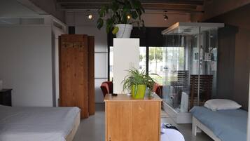 1 camera, una scrivania, Wi-Fi, lenzuola