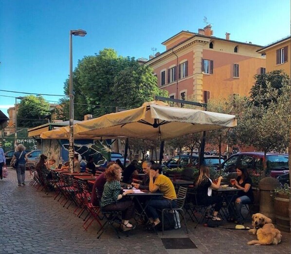Outdoor dining - Charming Home Towers-Roofs View (Bologna)