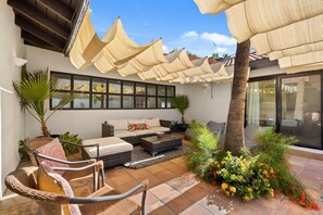 Terrace/patio - Spend Winter with Us in Palm Springs! Modern Home with Heated Pool and Hot Tub (Palm Springs)