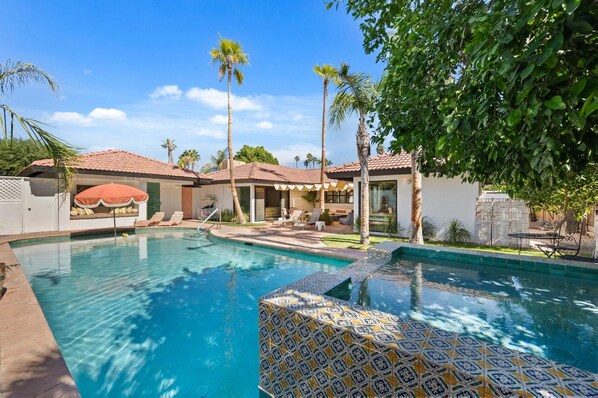 A heated pool - Spend Winter with Us in Palm Springs! Modern Home with Heated Pool and Hot Tub (Palm Springs)