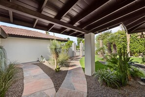 Property grounds - Spend Winter with Us in Palm Springs! Modern Home with Heated Pool and Hot Tub (Palm Springs)