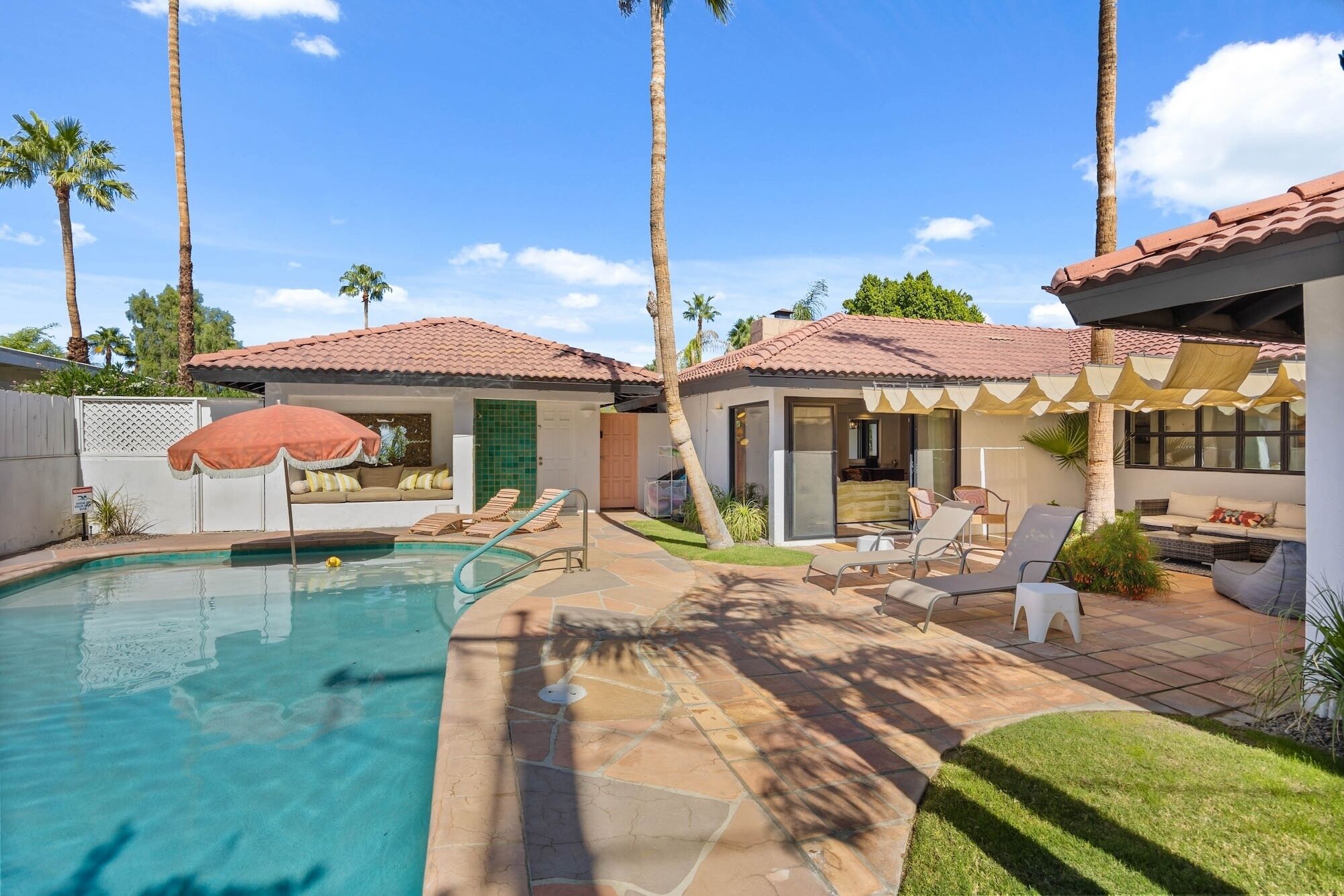 Reduced Rates for Fall Getaways! Modern Home with Heated Pool and Hot Tub