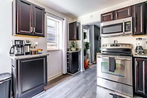 Refrigerador, microondas, horno y parrilla de estufa