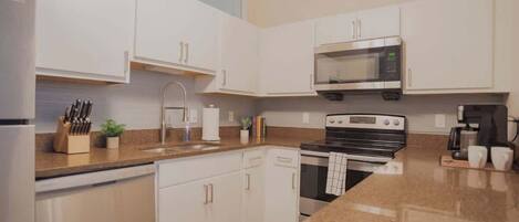 雪櫃、微波爐、焗爐、爐具