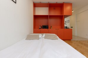Studio, Kitchen | Bed sheets - Comfy Studio Grójecka Warsaw by Renters (Warsaw)
