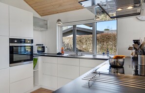 Fridge, stovetop, dishwasher, coffee/tea maker - Stunning home in Esbjerg V with kitchen (Esbjerg V)