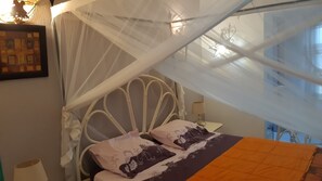 3 bedrooms, in-room safe, iron/ironing board, travel cot
