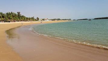 Plage à proximité, chaises longues, serviettes de plage