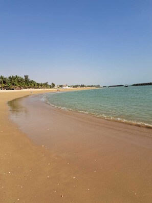 Plage à proximité, chaise longue, serviettes de plage