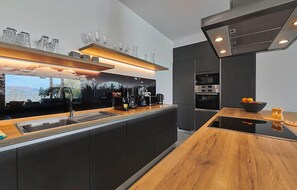 Refrigerador, microondas, horno y lavavajillas 