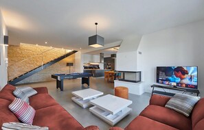 Televisión, chimenea, futbolito y tenis de mesa 