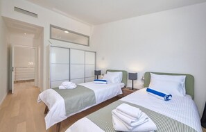4 habitaciones, tabla de planchar con plancha y cuna de viaje 