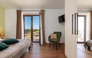 3 bedrooms, iron/ironing board, travel cot, free WiFi