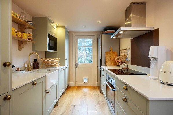 Fridge, microwave, oven, stovetop - Sunshine Joy, by Veeve (London)