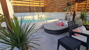 Piscina externa, espreguiçadeiras