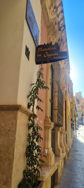 A building with a sign that reads "Murallas de Ayrán Hotel Boutique." - Murallas de Jayran Hotel Boutique (Almeria)