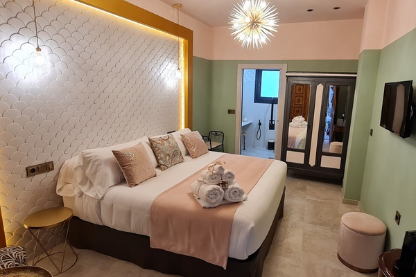 Design Room | Egyptian cotton sheets, premium bedding, down duvets, in-room safe