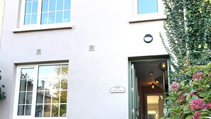 A building entrance with a door, a window, and a sign reading "Dunloe House". - 4 Bed House Sleeps 7 - Parking, Garden, Wifi (Killarney)