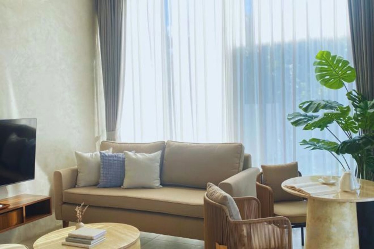 Living area | 48-inch Smart TV with cable channels