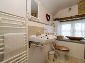 Cottage | Badkamer | Een douche, een haardroger