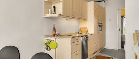 Fridge, oven, stovetop, dishwasher