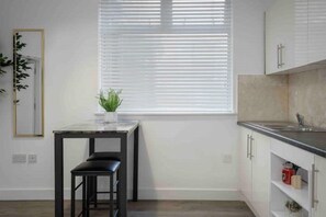 Refrigerador, horno, placa de cocina, tetera/pava eléctrica