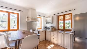 Kühlschrank, Ofen, Geschirrspüler, Wasserkocher mit Kaffee-/Teezubehör