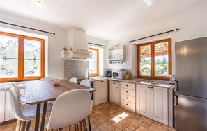 Fridge, oven, dishwasher, coffee/tea maker