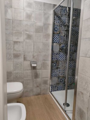 Douche, sèche-cheveux, bidet, serviettes fournies