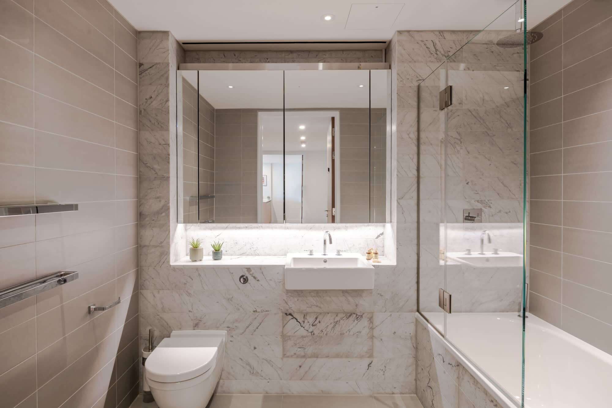 Douche, séchoir à cheveux, serviettes fournies, shampooing
