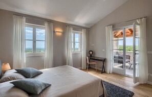 4 bedrooms, in-room safe, iron/ironing board, travel cot - Awesome home in Porec (Porec)