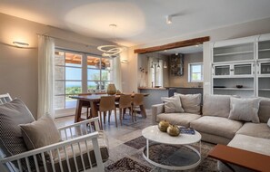 TV, fireplace, DVD player, stereo - Awesome home in Porec (Porec)