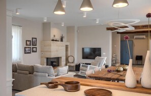 Fernseher, Kamin, DVD-Player, Stereoanlage