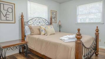 4 slaapkamers, een bureau, een strijkplank/strijkijzer, wifi