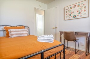 4 slaapkamers, een bureau, een strijkplank/strijkijzer, internet