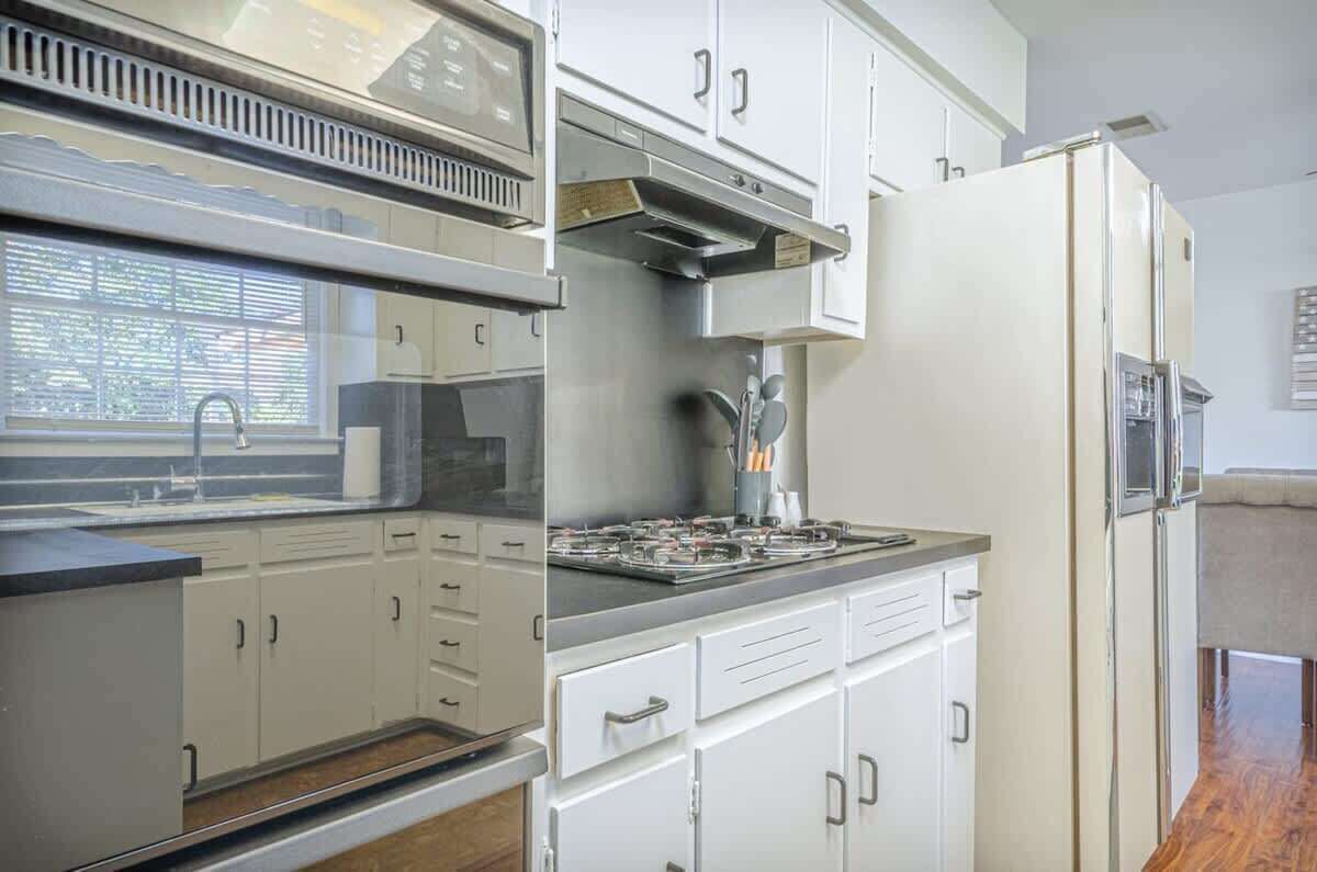 Frigorífico, microondas, horno y placa de cocina