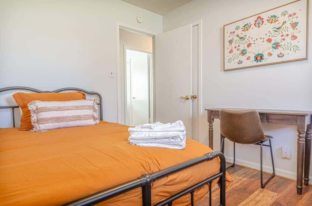 4 habitaciones, escritorio, tabla de planchar con plancha y wifi 