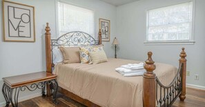 4 habitaciones, escritorio, tabla de planchar con plancha y wifi 