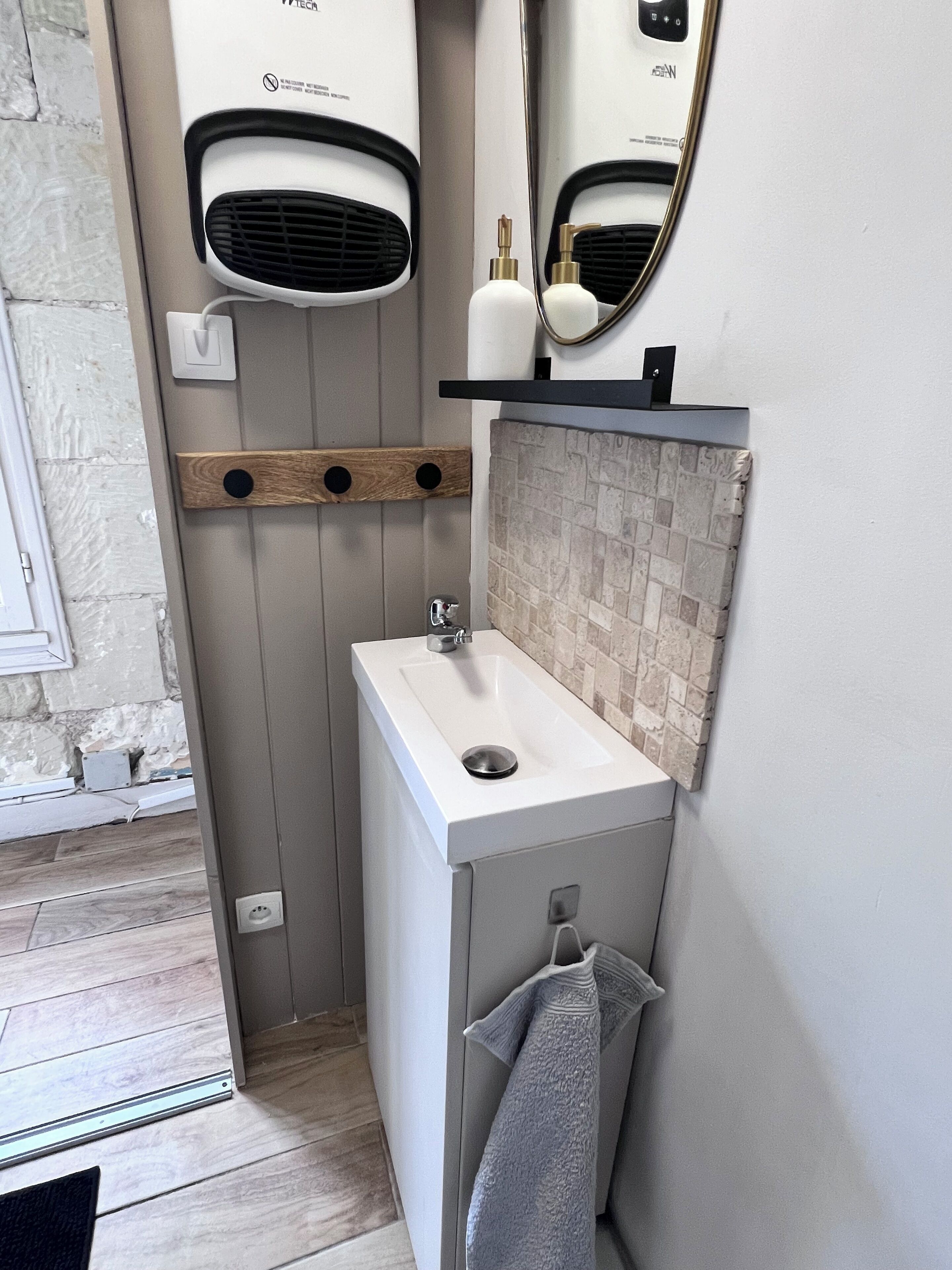 Een haardroger, handdoeken, zeep, toiletpapier