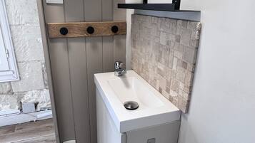 Een haardroger, handdoeken, zeep, toiletpapier