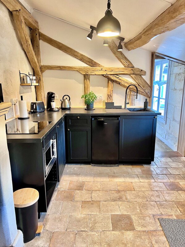 Kühlschrank, Mikrowelle, Ofen, Herdplatte