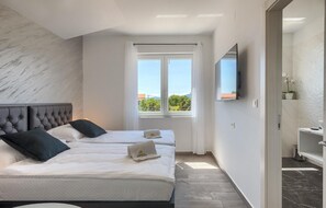 3 quartos, ferros/tábuas de passar roupa, berço de viagem