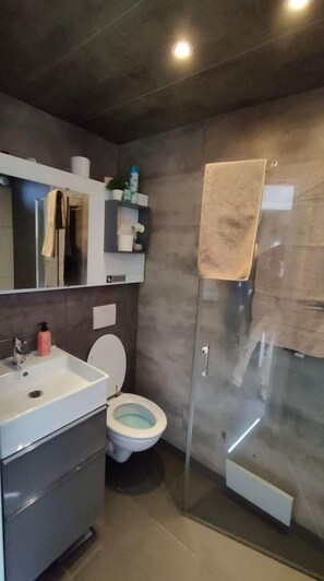 Een douche, een bidet, handdoeken, zeep